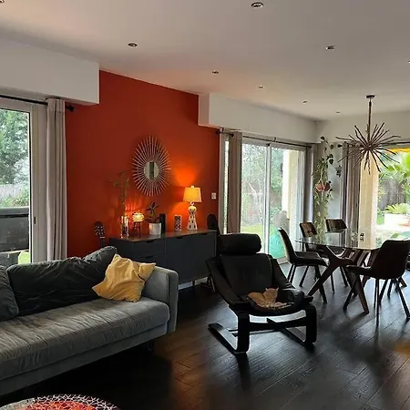 Beautiful Air-conditioned House With Pool Villa